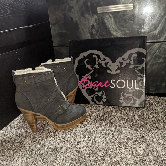 Women's booties - Picture 1 of 2